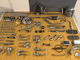 une table sur laquelle sont posés de nombreux outils