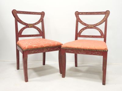 Deux chaises en bois peint en rouge et rehauts doré, mouluré…