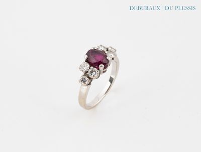 un gros plan d'une bague sertie d'un rubis et de diamants