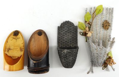 trois types de chaussures différents sur une surface blanche