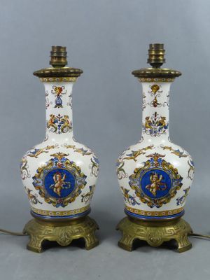 deux vases blancs et bleus posés sur une table, à côté d'une lampe