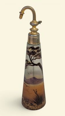 une bouteille en verre sur laquelle est représenté un arbre