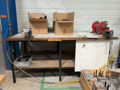 un établi sur lequel se trouvent tout un tas d'outils
