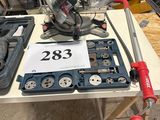 une photo d'une table sur laquelle sont posés des outils