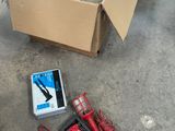 une boîte à outils posée par terre à côté d'une boîte de câbles