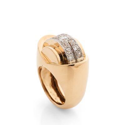 ANNÉES 1950 BAGUE retenant un motif géométrique a étage avec…