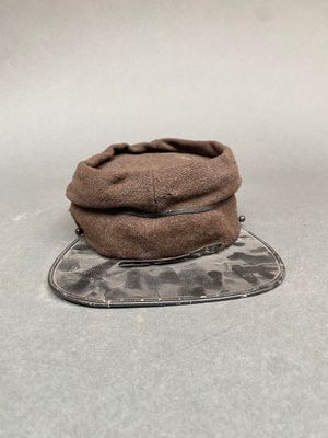 un chapeau posé sur une assiette en verre