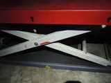 une photo d'une table élévatrice à ciseaux dans un garage