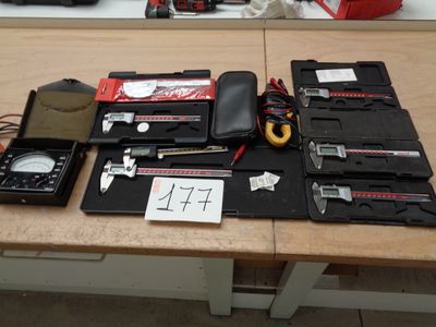 un grand nombre d'outils posés sur une table