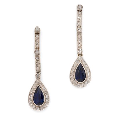 PAIRE DE BOUCLES D'OREILLES composée d'une ligne de diamants…