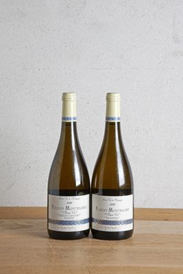 deux bouteilles de vin posées sur une table en bois