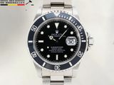 une montre Rolex avec un cadran noir et un bracelet