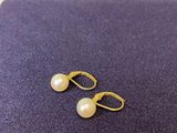 une paire de boucles d'oreilles en perles sur fond violet