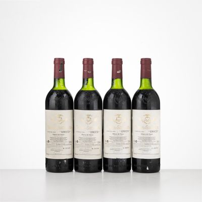 trois bouteilles de vin sont alignées sur une table