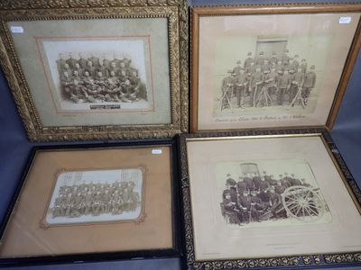 Lot de 4 encadrements contenant des photos de groupe de régi…