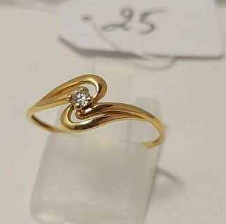 une image d'une bague en or avec un diamant au milieu