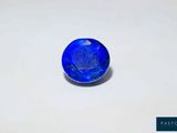 gros plan d'une pierre bleue sur une surface blanche