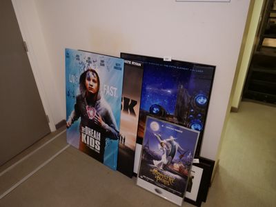 trois affiches de cinéma accrochées au mur à côté de la porte