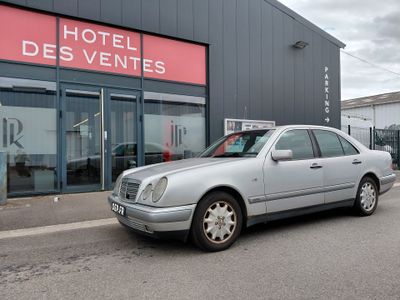 une voiture argentée garée devant l'Hôtel des Ventes