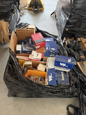 un gros tas de cartons et d'autres objets par terre