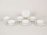 un service de six tasses et soucoupes blanches avec soucoupes
