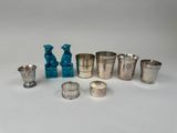 un ensemble d'argenterie comprenant des tasses, des vases et d'autres objets