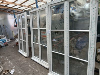 les nombreuses fenêtres d'un immeuble
