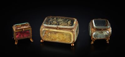 trois bijoux posés les uns sur les autres sur une surface noire