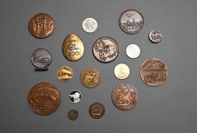 a lot of coins that are on the table