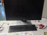 une image d'un bureau d'ordinateur avec un clavier et un écran