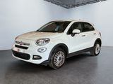 La petite voiture blanche est garée dans une grande pièce blanche.