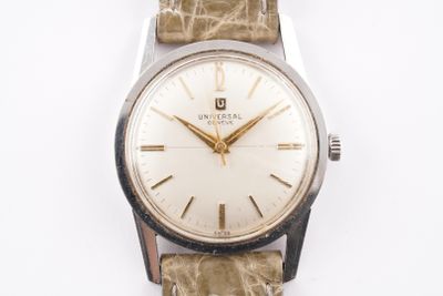 une photo d'une montre-bracelet avec un cadran blanc et un bracelet en cuir marron