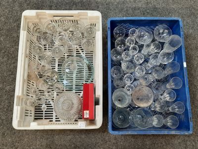 deux bacs en plastique remplis de gobelets en plastique vides et un bac en plastique rempli de gobelets en plastique vides