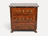 commode ancienne avec dessus en marbre et poignées en laiton