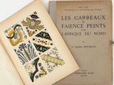 un livre ouvert sur lequel figurent l'image d'un oiseau et un motif floral