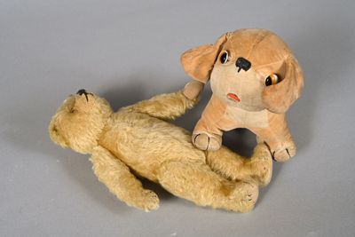 deux peluches assises l'une à côté de l'autre sur une table