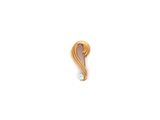 une image représentant une boucle d'oreille en or et diamants sur fond blanc