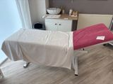 une femme allongée sur un lit dans une chambre
