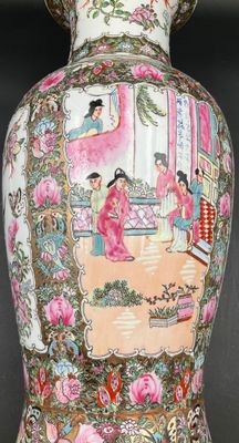 un vase avec un tableau posé sur une table