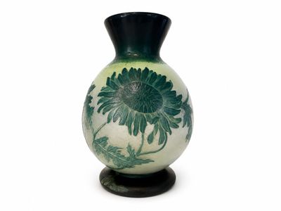 un vase orné d'un motif vert et blanc