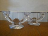 deux vases en cristal posés sur une table en bois