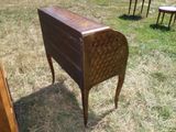 une petite table posée dans l'herbe