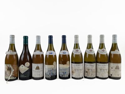 un groupe de six bouteilles de vin assises les unes à côté des autres