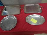 plusieurs plateaux en argent posés sur une nappe rouge