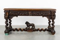 Un bureau ou une table de bibliothèque richement sculpté(e),… (photo 3)