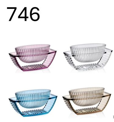 quatre bols en verre de couleurs différentes, sur lesquels figurent des chiffres