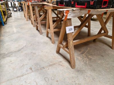 un grand nombre d'outils posés sur une table