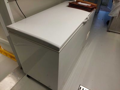 l'image d'un réfrigérateur blanc dans une pièce