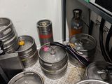 de nombreux fûts posés par terre à côté d'un ordinateur