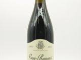 une bouteille de vin posée sur une table